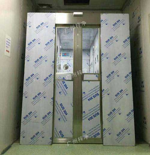 風(fēng)淋室是員工進入潔凈室或無塵車間必備的凈化設(shè)備之一 風(fēng)淋室是員工進入潔凈室或無塵車間必備的凈化設(shè)備之一