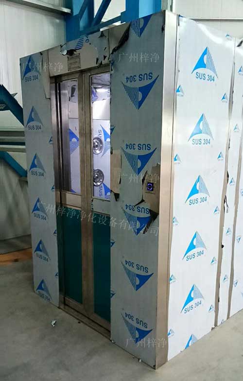 內(nèi)置自動門風(fēng)淋室安裝現(xiàn)場 內(nèi)置自動門風(fēng)淋室安裝現(xiàn)場